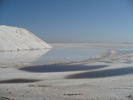 آغاز عملیات بهسازی مسیر دسترسی دریاچه نمک قم در سال 95