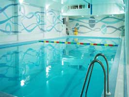 توجه شناگران به سلامت،‌ ایمنی و مجوز فعالیت استخرهای قم / آموش تضمینی شنا تبلیغاتی است