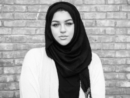 خبرنگار مسلمان را در فرودگاه فرانسه مجبور به کشف حجاب کردند