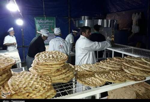 ۷۴ هزار نان تاکنون توسط قرارگاه مردمی اربعین قم برای زائران پخت و توزیع شده است