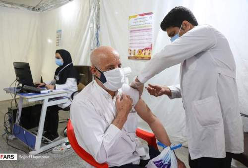 آغاز تزریق واکسن «کوو ایران برکت» در قم
