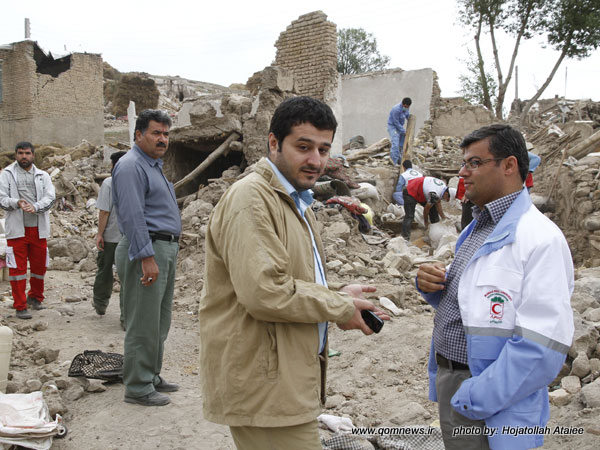 تصاویر حضور خبرنگاران قمی در منطقه زلزله زده ورزقان، آذربایجان شرقی