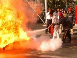 اتوبوسی در جاده قم - تهران طعمه حریق شد