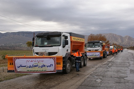 عملیات راهداری زمستانی در محورهای برف گیر قم اجرا شد