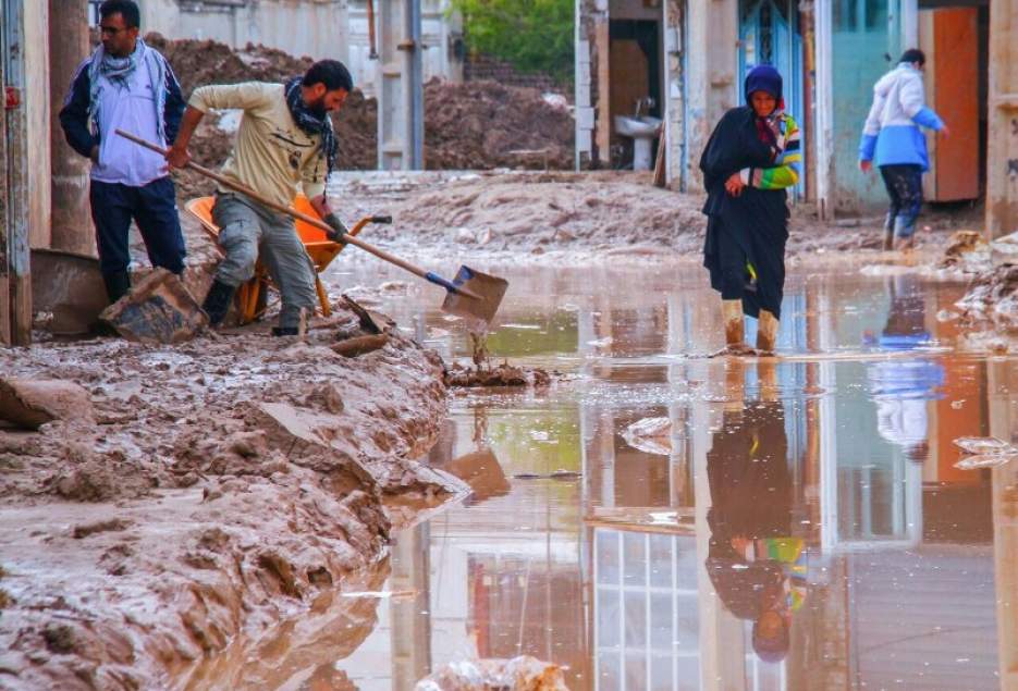 190 نیروی سپاه قم در شهرهای پلدختر و چگنی امدادرسانی می کنند