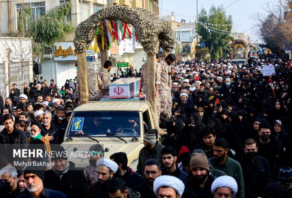 پیکرهای مطهر شش شهید گمنام بر روی دستان مردم قدرشناس قم تشییع شد